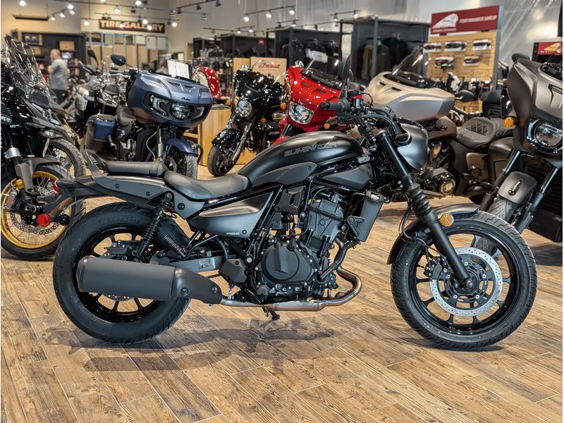 2025 Kawasaki Eliminator 500 SE // Metallic Matte Carbon Gray/Flat Ebony w/ Passenger Grab Handle