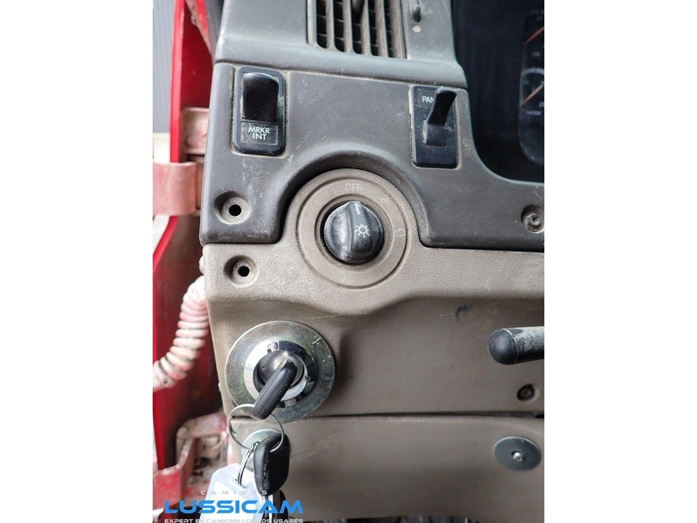 Sterling Lt9500 2005