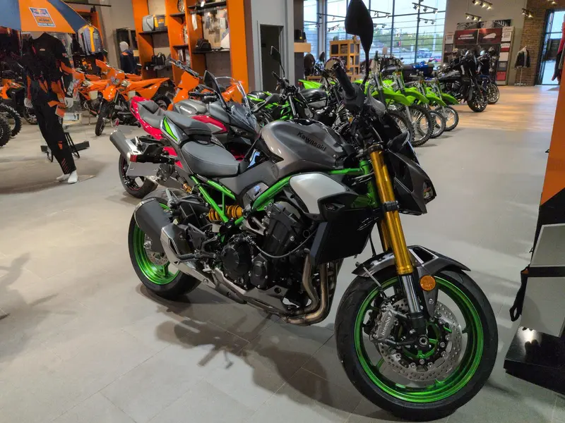 2025 Kawasaki Z900 SE