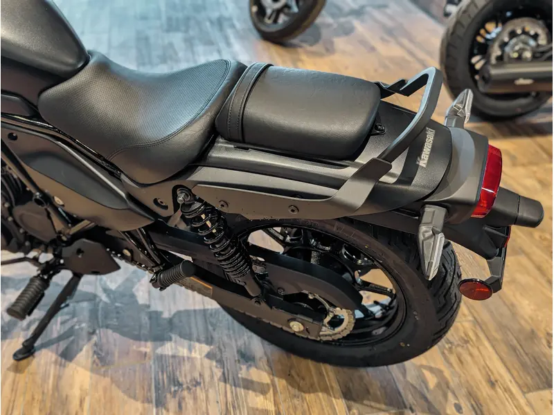 2025 Kawasaki Eliminator 500 SE // Metallic Matte Carbon Gray/Flat Ebony w/ Passenger Grab Handle