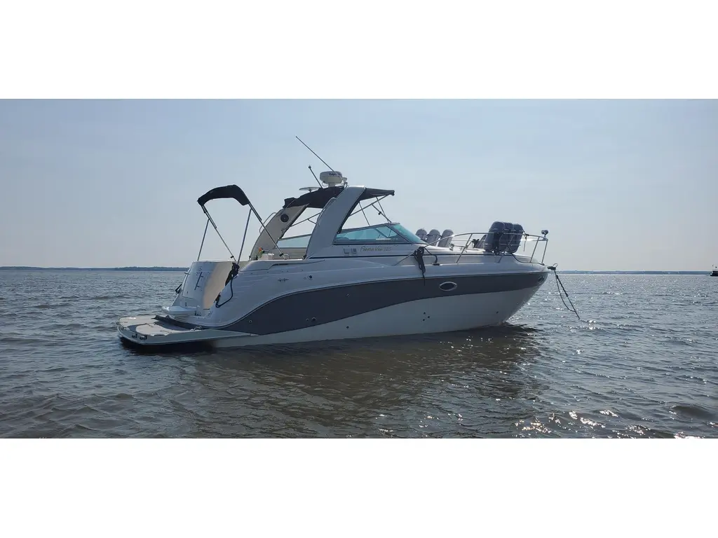2005 Rinker Fieste Vee 320 