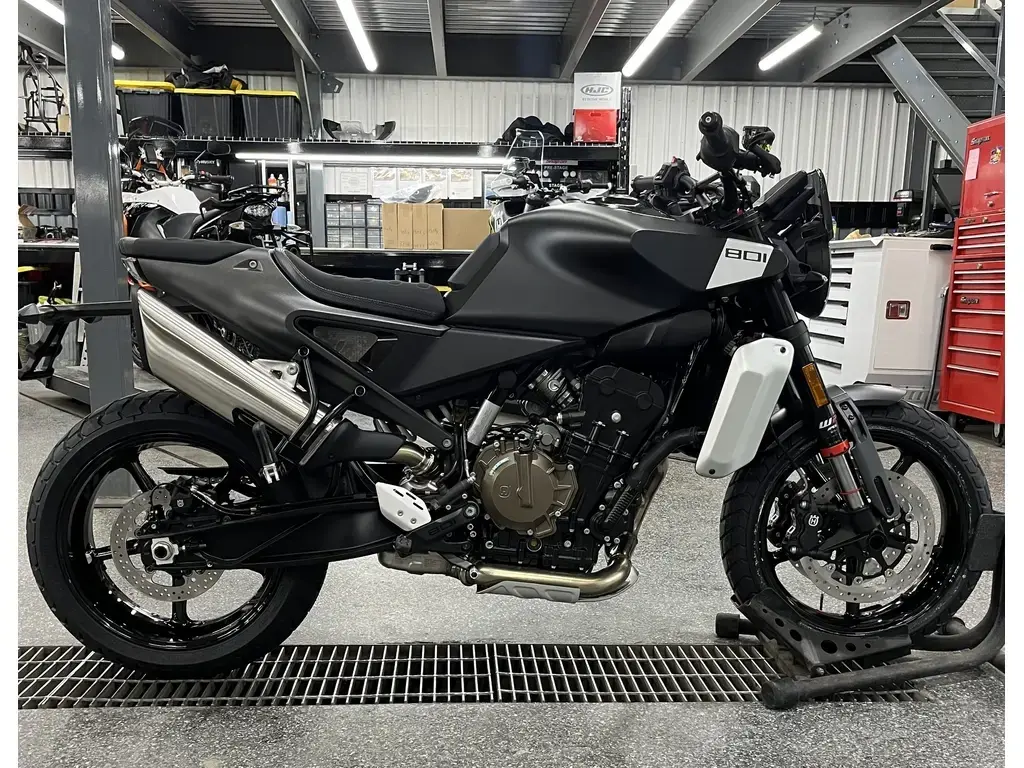 2025 Husqvarna SVARTPILEN 801 