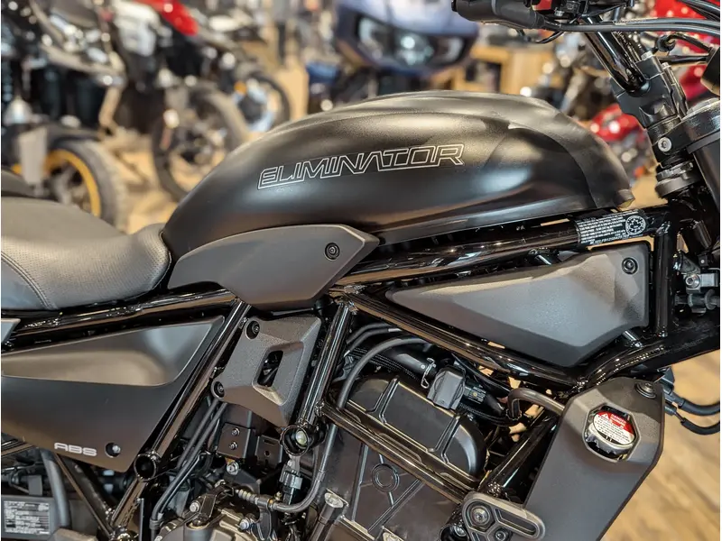 2025 Kawasaki Eliminator 500 SE // Metallic Matte Carbon Gray/Flat Ebony w/ Passenger Grab Handle