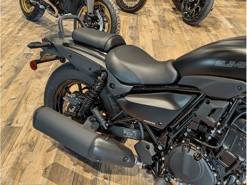 2025 Kawasaki Eliminator 500 SE // Metallic Matte Carbon Gray/Flat Ebony w/ Passenger Grab Handle