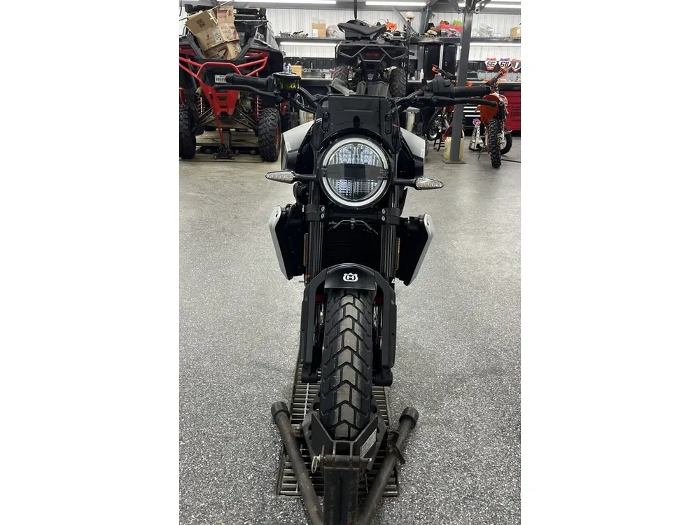 Husqvarna Svartpilen 801 2025 alt