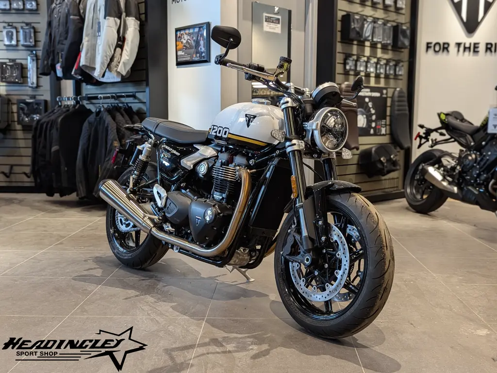 2025 Triumph Speed Twin 1200 // Crystal White/Sapphire Black 