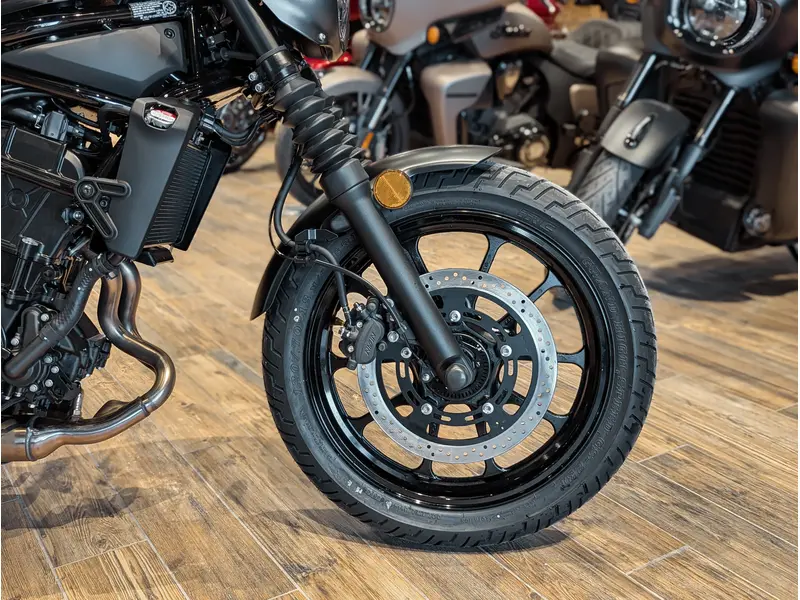 2025 Kawasaki Eliminator 500 SE // Metallic Matte Carbon Gray/Flat Ebony w/ Passenger Grab Handle