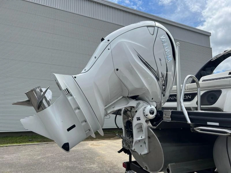 Bennington Marine Qx25 2022 alt