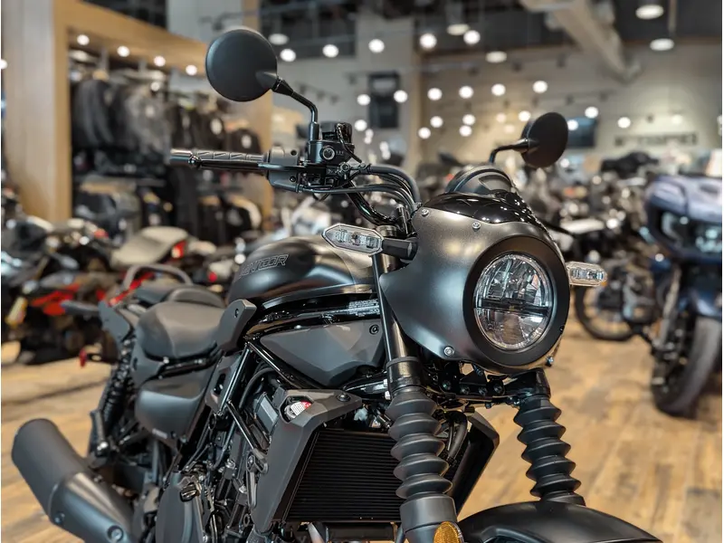 2025 Kawasaki Eliminator 500 SE // Metallic Matte Carbon Gray/Flat Ebony w/ Passenger Grab Handle