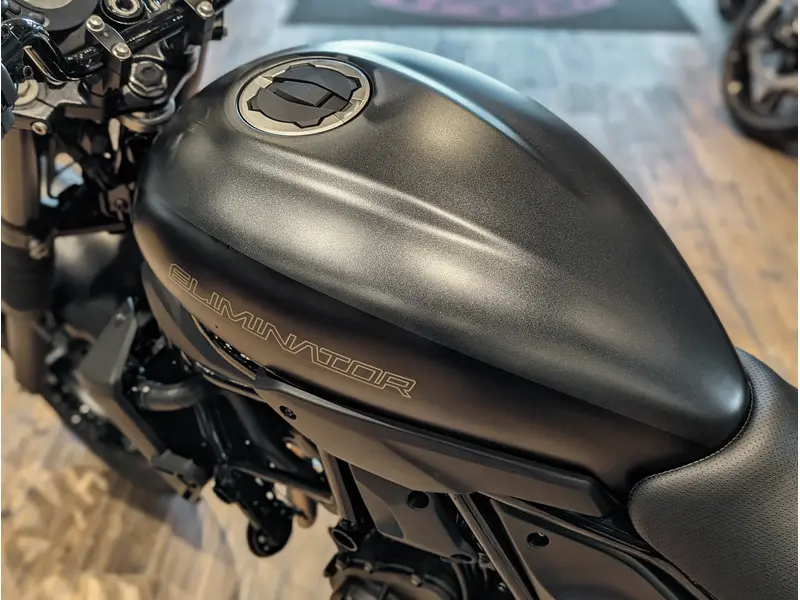 2025 Kawasaki Eliminator 500 SE // Metallic Matte Carbon Gray/Flat Ebony w/ Passenger Grab Handle