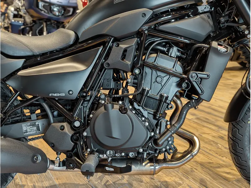 2025 Kawasaki Eliminator 500 SE // Metallic Matte Carbon Gray/Flat Ebony w/ Passenger Grab Handle