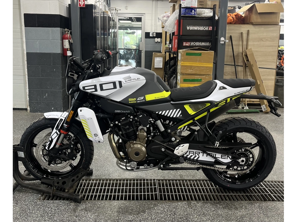 Husqvarna Svartpilen 801 2025 alt