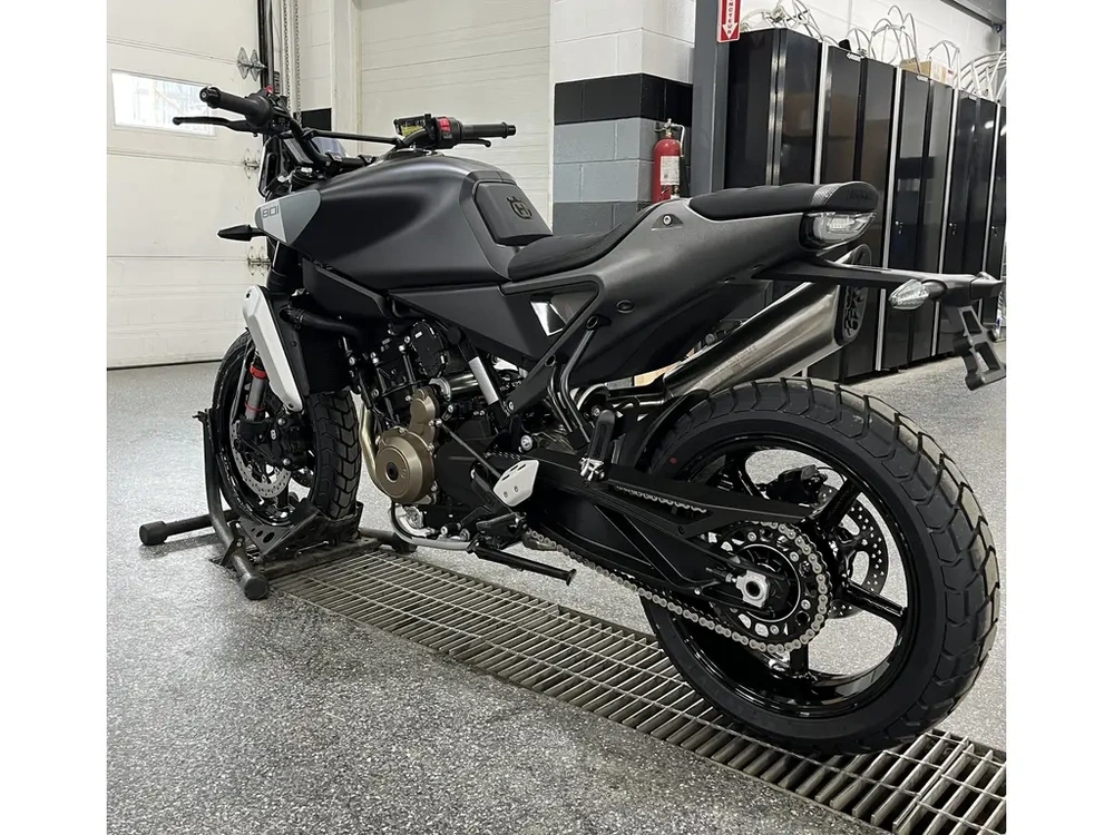 Husqvarna Svartpilen 801 2025 alt