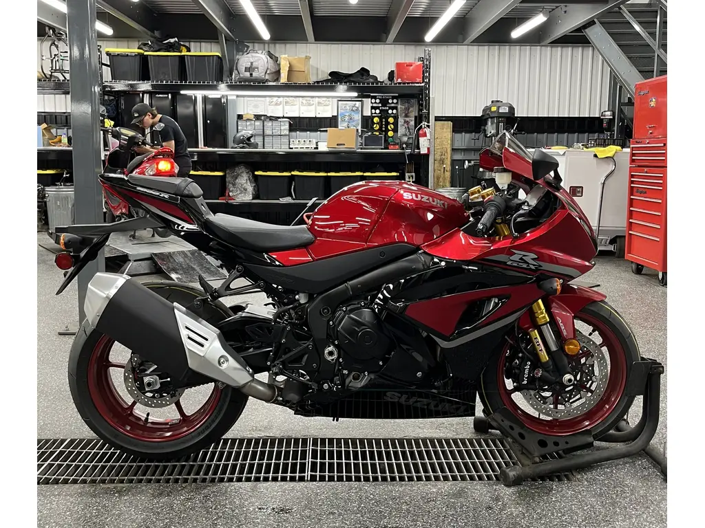 2025 Suzuki GSX-R1000R 