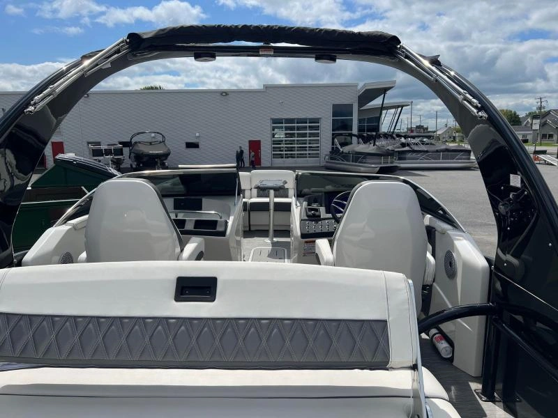 Bennington Marine Qx25 2022 alt