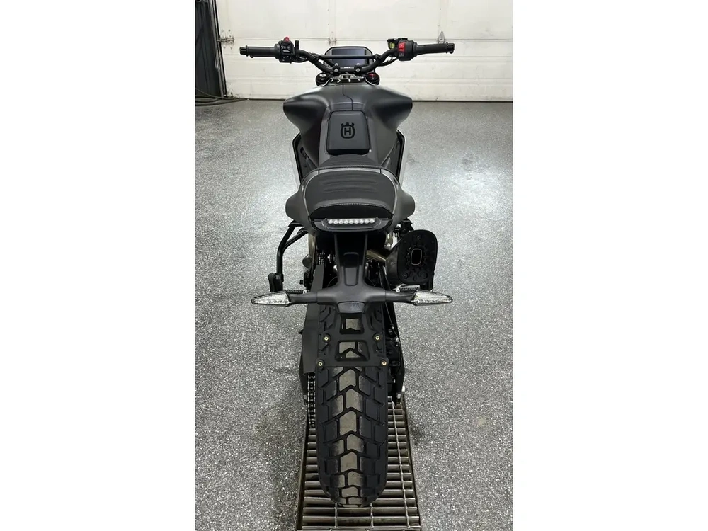 Husqvarna Svartpilen 801 2025 alt