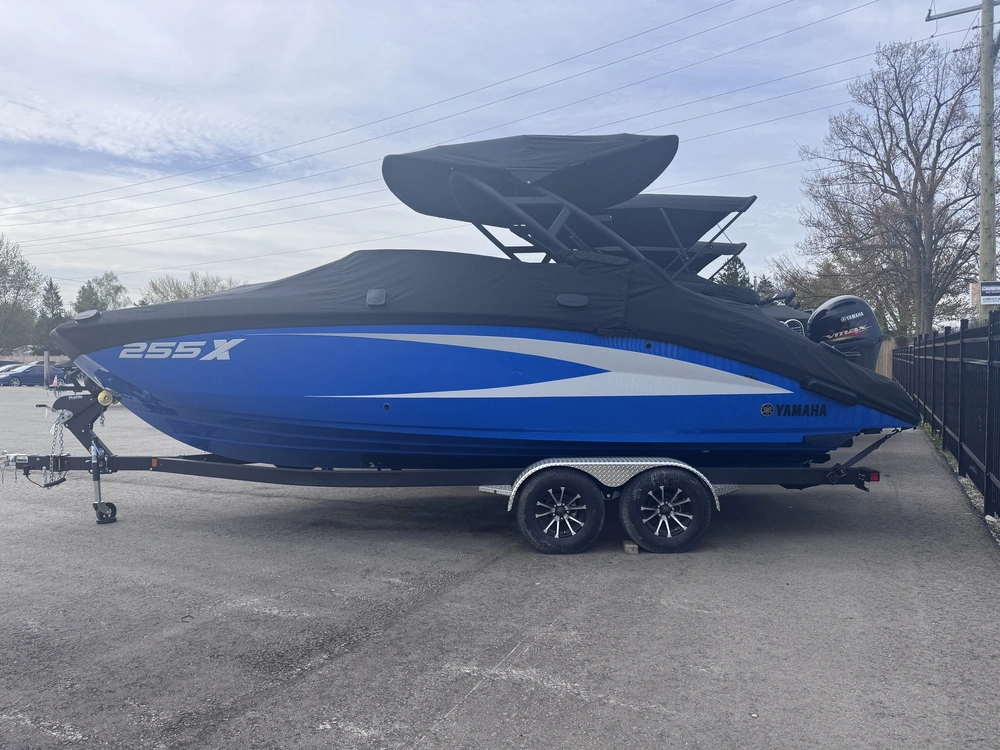 2025 Yamaha 255xd + $2,500 Water Package! 3.99% Financing & No Luxury Tax alt