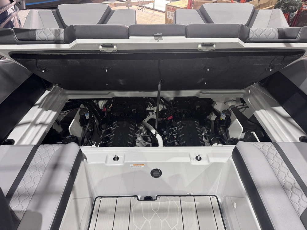 2025 Yamaha 255xd + $2,500 Water Package! 3.99% Financing & No Luxury Tax alt