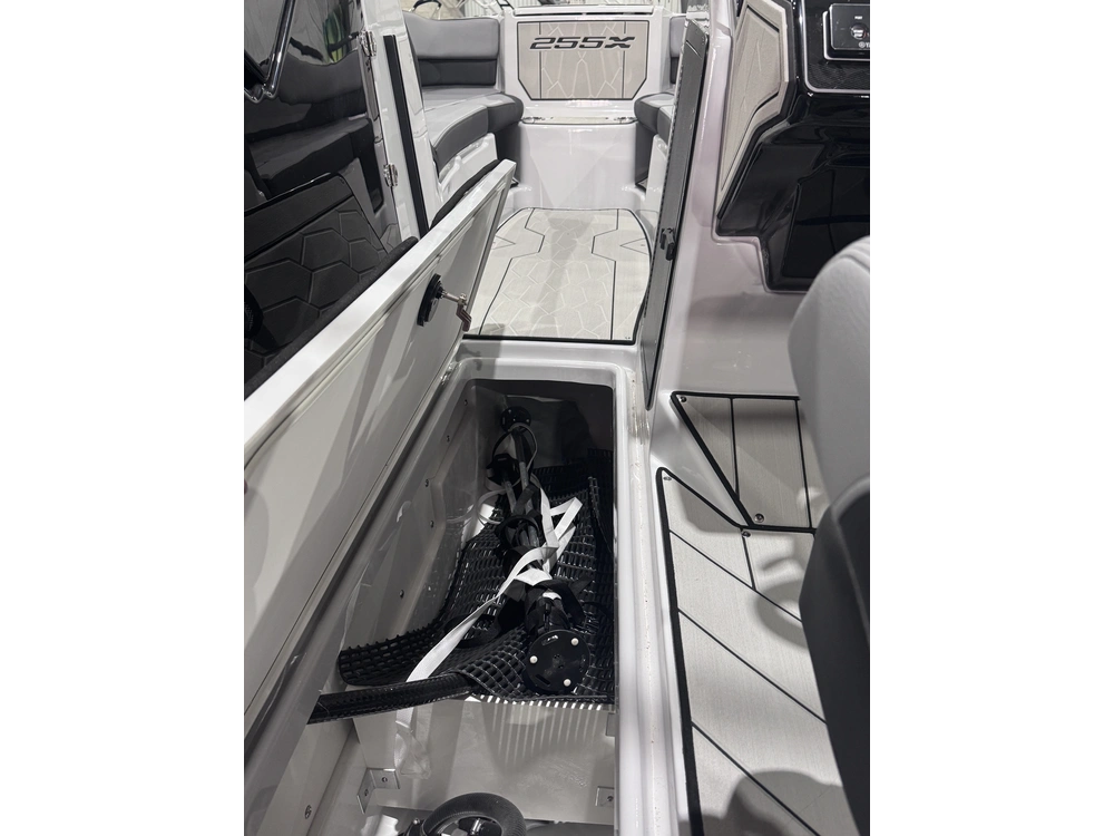 2025 Yamaha 255xd + $2,500 Water Package! 3.99% Financing & No Luxury Tax alt