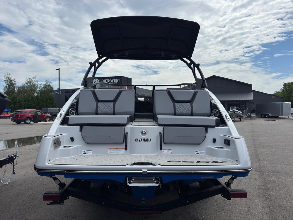 2025 Yamaha 255xd + $2,500 Water Package! 3.99% Financing & No Luxury Tax alt