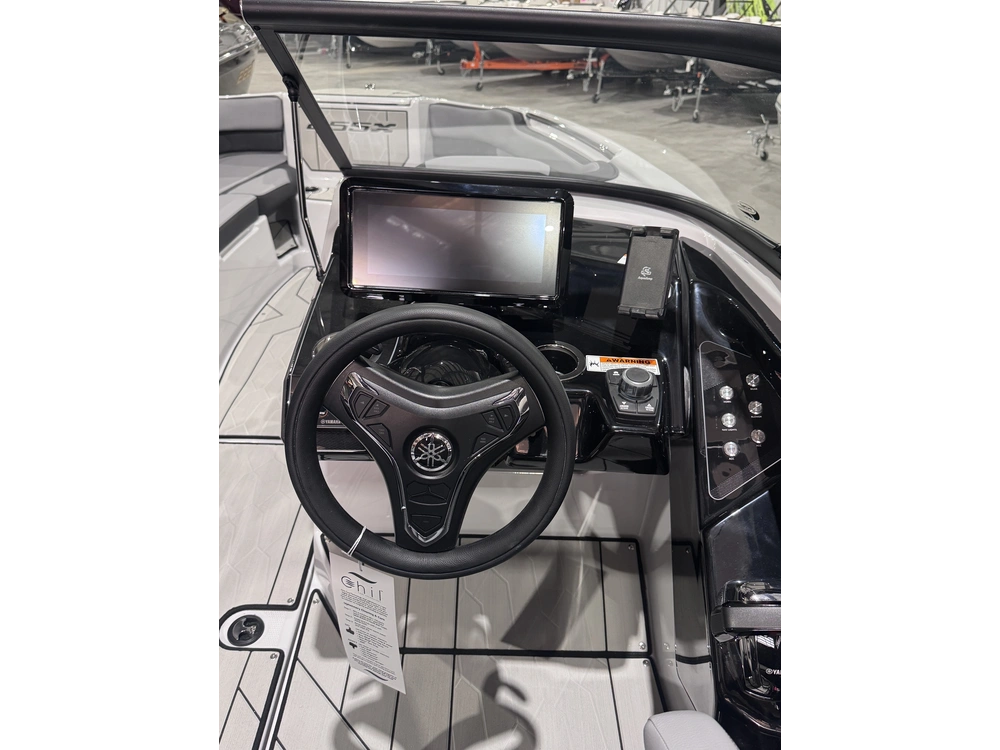 2025 Yamaha 255xd + $2,500 Water Package! 3.99% Financing & No Luxury Tax alt