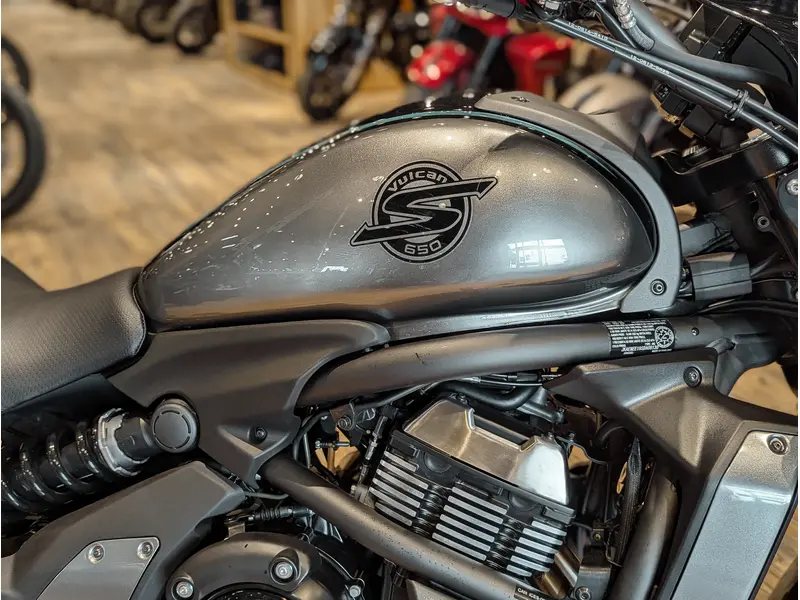2025 Kawasaki Vulcan S Cafe // Metallic Moondust Gray/Metallic Spark Black w/ Passenger Setup