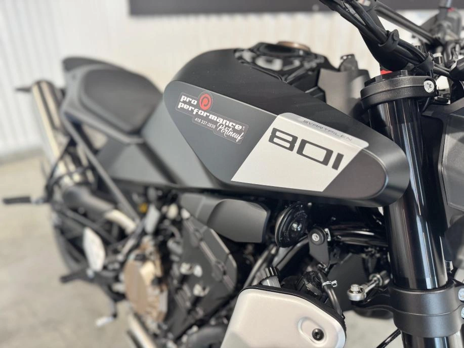 Husqvarna Svartpilen 801 2025 alt