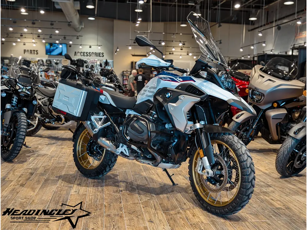 2019 BMW R 1250 GS // Light White/Racing Blue Metallic/Racing Red