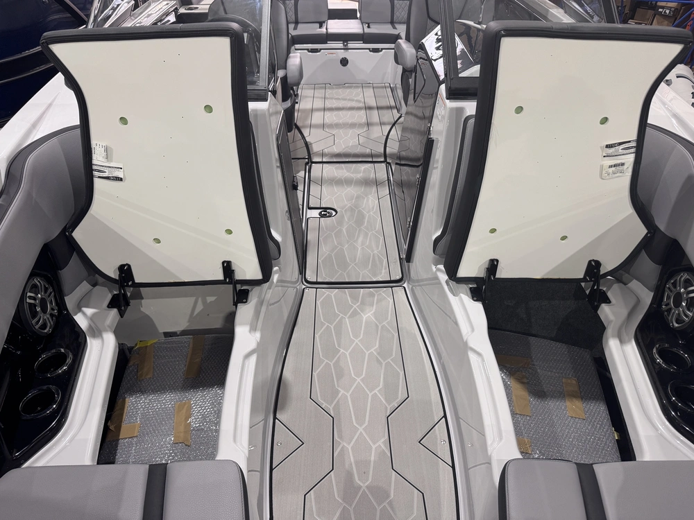 2025 Yamaha 255xd + $2,500 Water Package! 3.99% Financing & No Luxury Tax alt