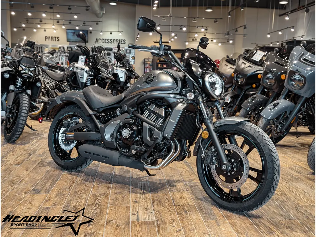 2025 Kawasaki Vulcan S Cafe // Metallic Moondust Gray/Metallic Spark Black 