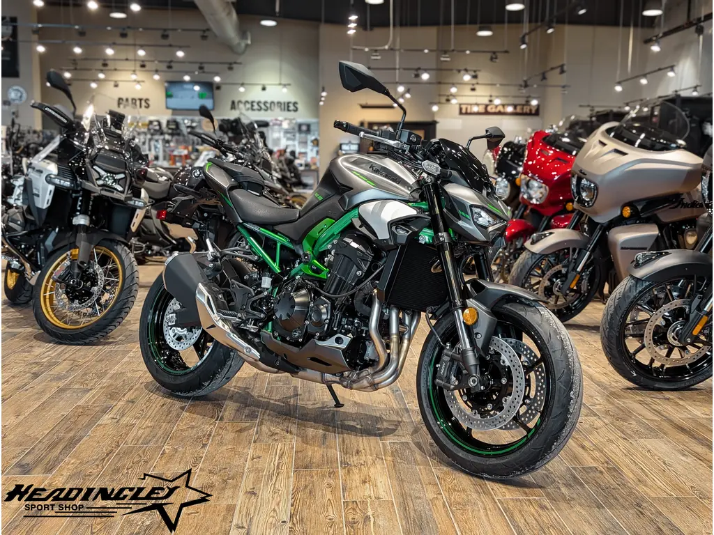 2025 Kawasaki Z900 // Metallic Matte Graphene Steel Gray/Metallic Flat Spark Black/Candy Flat Blazed Green 