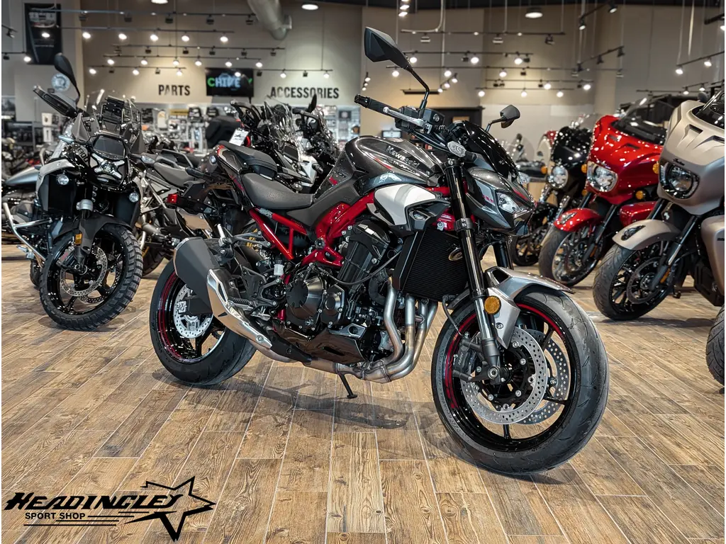 2025 Kawasaki Z900 // Metallic Carbon Gray/Metallic Phantom Silver/Candy Persimmon Red 