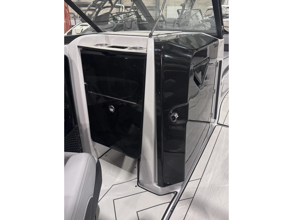 2025 Yamaha 255xd + $2,500 Water Package! 3.99% Financing & No Luxury Tax alt