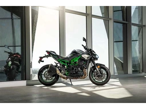 Kawasaki Z900 2025 alt