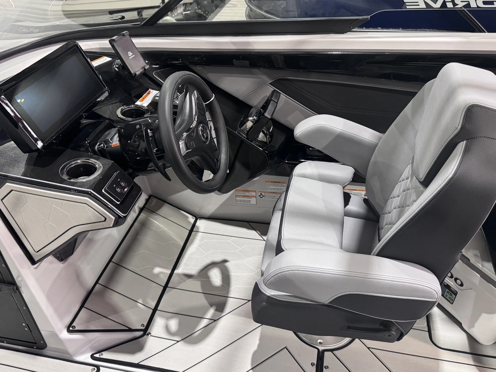 2025 Yamaha 255xd + $2,500 Water Package! 3.99% Financing & No Luxury Tax alt