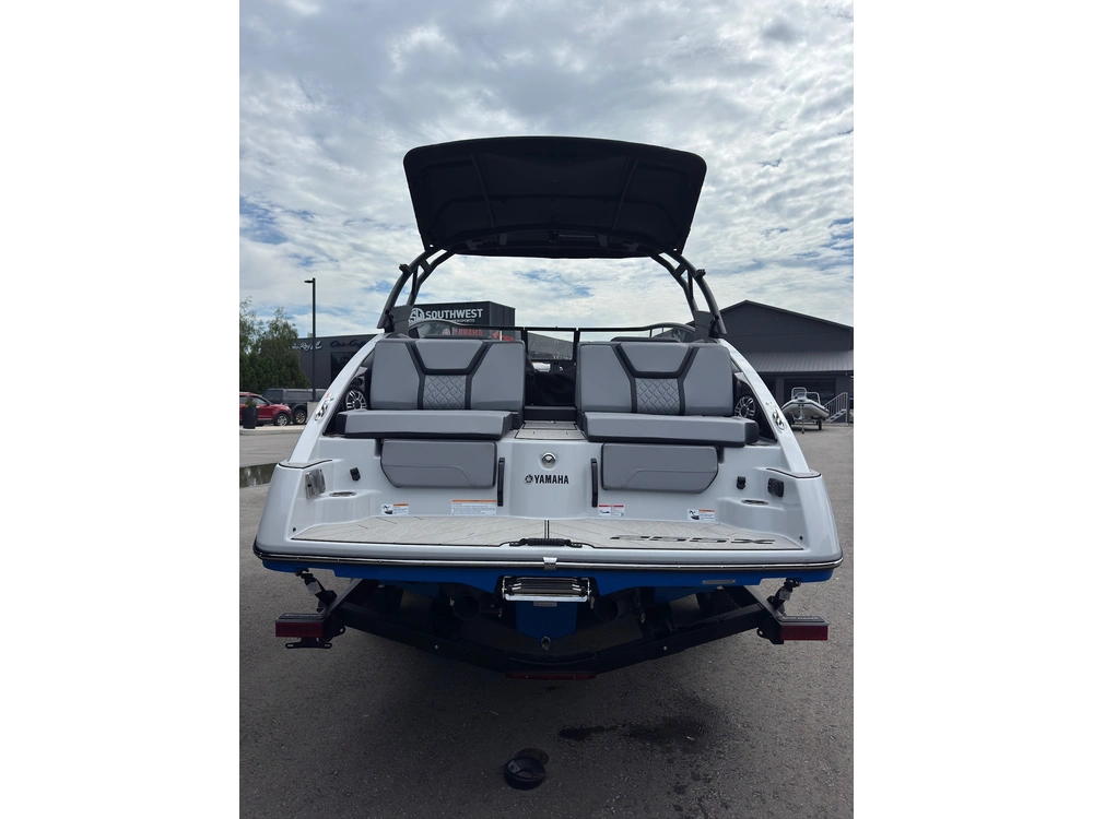 2025 Yamaha 255xd + $2,500 Water Package! 3.99% Financing & No Luxury Tax alt