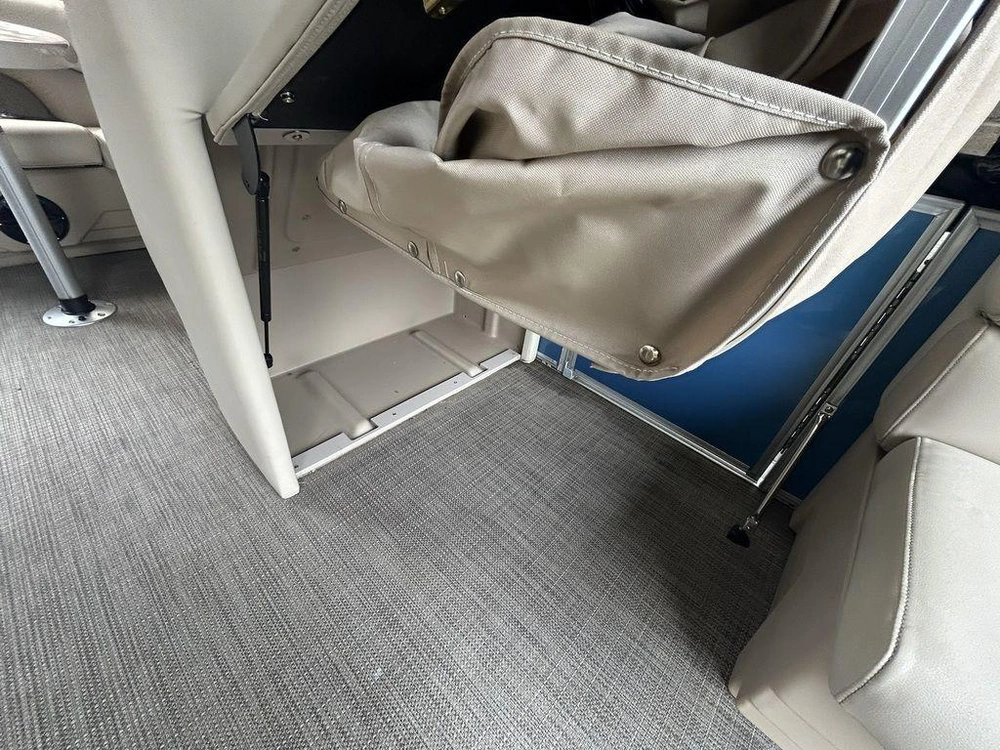 2018 Sylvan 8520 Cruise alt