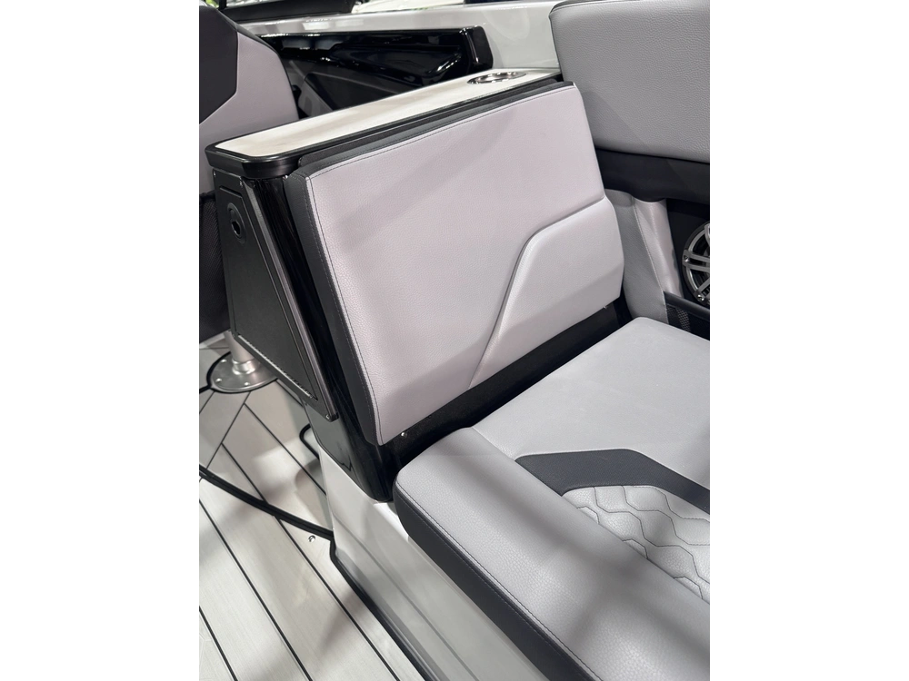 2025 Yamaha 255xd + $2,500 Water Package! 3.99% Financing & No Luxury Tax alt