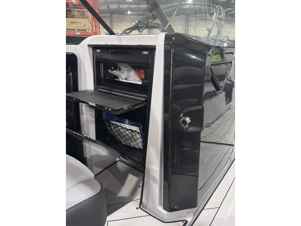 2025 Yamaha 255xd + $2,500 Water Package! 3.99% Financing & No Luxury Tax alt
