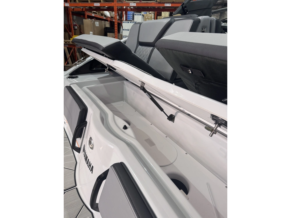 2025 Yamaha 255xd + $2,500 Water Package! 3.99% Financing & No Luxury Tax alt