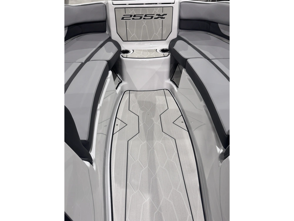 2025 Yamaha 255xd + $2,500 Water Package! 3.99% Financing & No Luxury Tax alt
