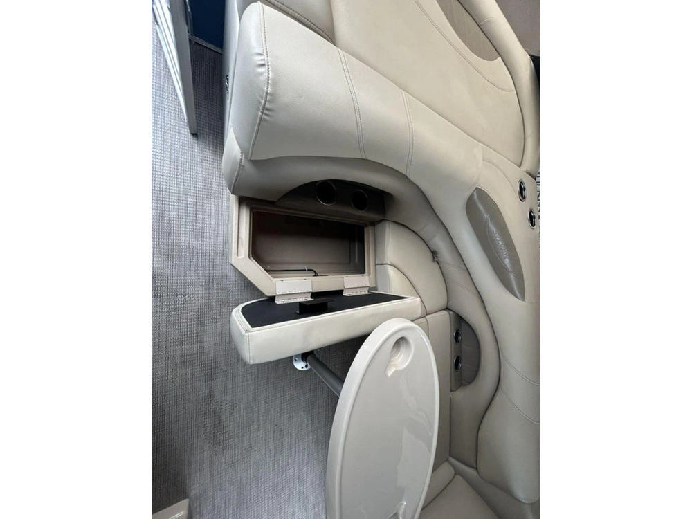 2018 Sylvan 8520 Cruise alt