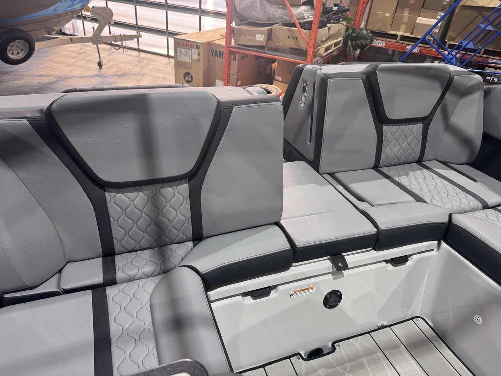 2025 Yamaha 255xd + $2,500 Water Package! 3.99% Financing & No Luxury Tax alt