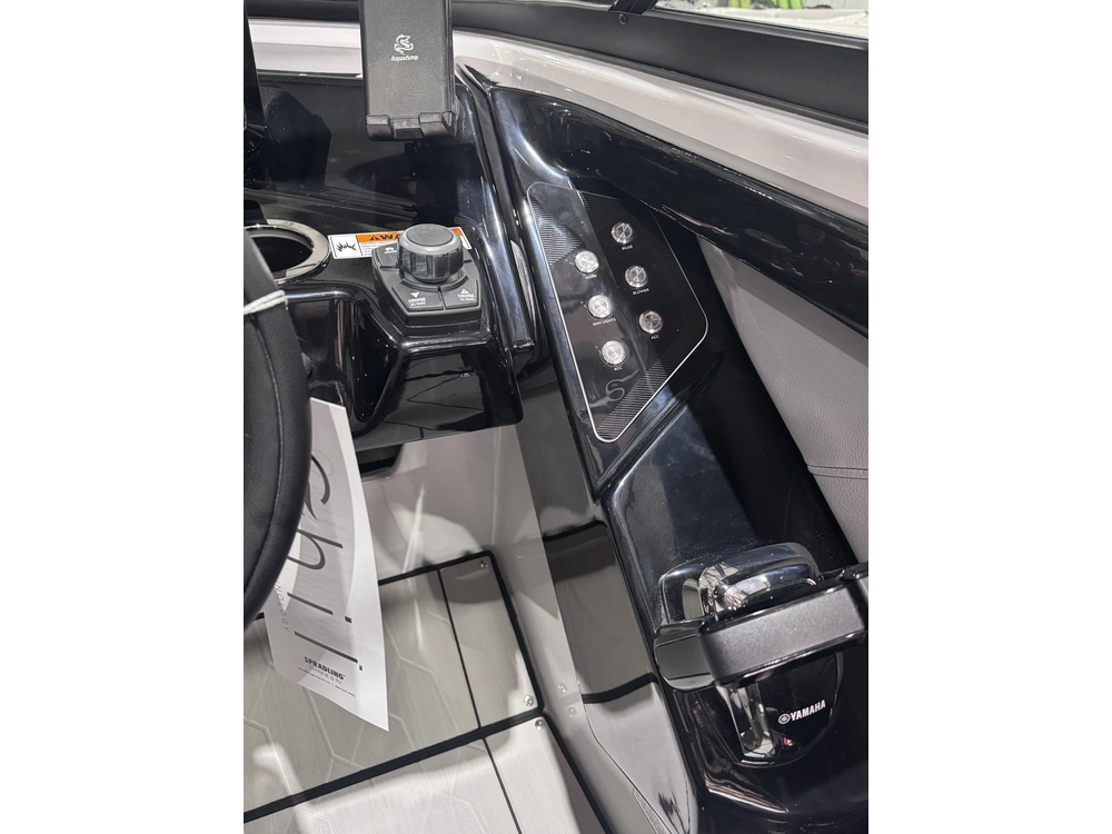 2025 Yamaha 255xd + $2,500 Water Package! 3.99% Financing & No Luxury Tax alt