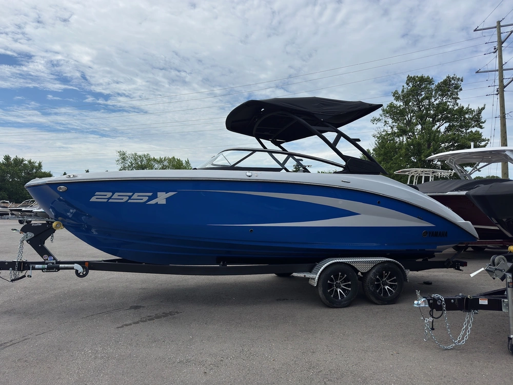 2025 Yamaha 255xd + $2,500 Water Package! 3.99% Financing & No Luxury Tax alt