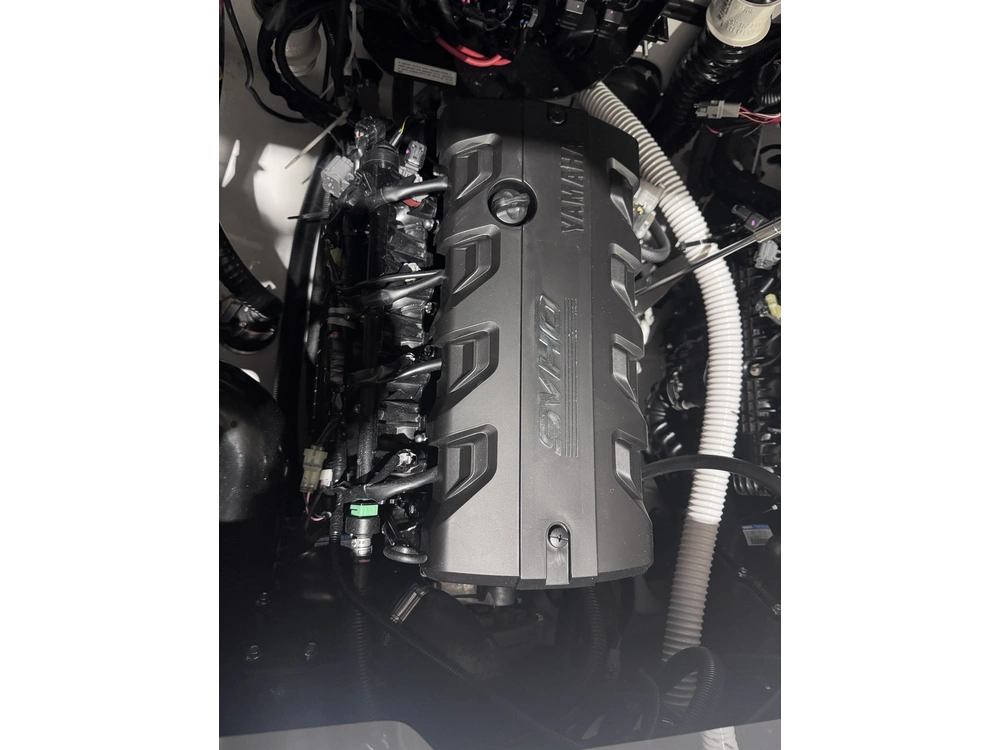 2025 Yamaha 255xd + $2,500 Water Package! 3.99% Financing & No Luxury Tax alt