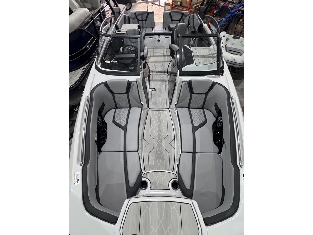 2025 Yamaha 255xd + $2,500 Water Package! 3.99% Financing & No Luxury Tax alt