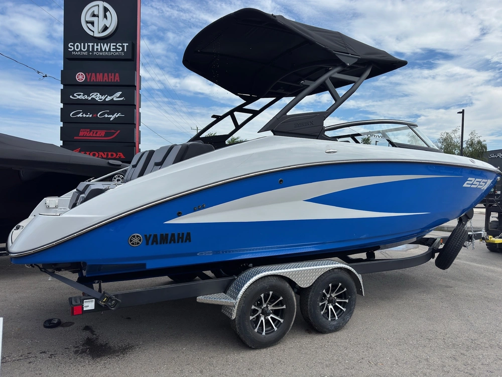 2025 Yamaha 255xd + $2,500 Water Package! 3.99% Financing & No Luxury Tax alt