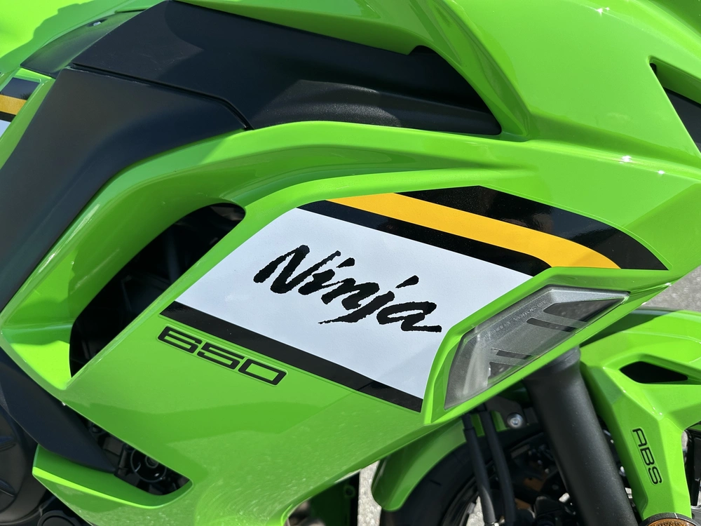2025 Kawasaki Ninja 650 Krt alt
