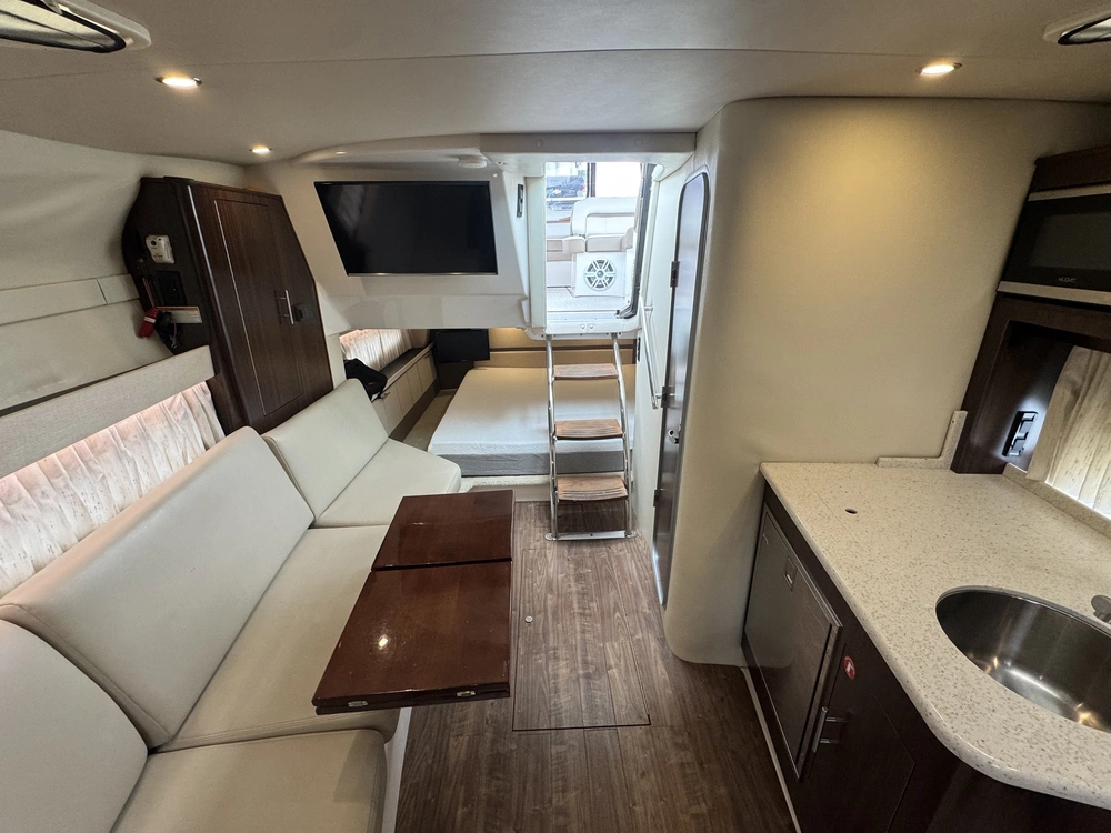Regal 32 Express 2017 alt